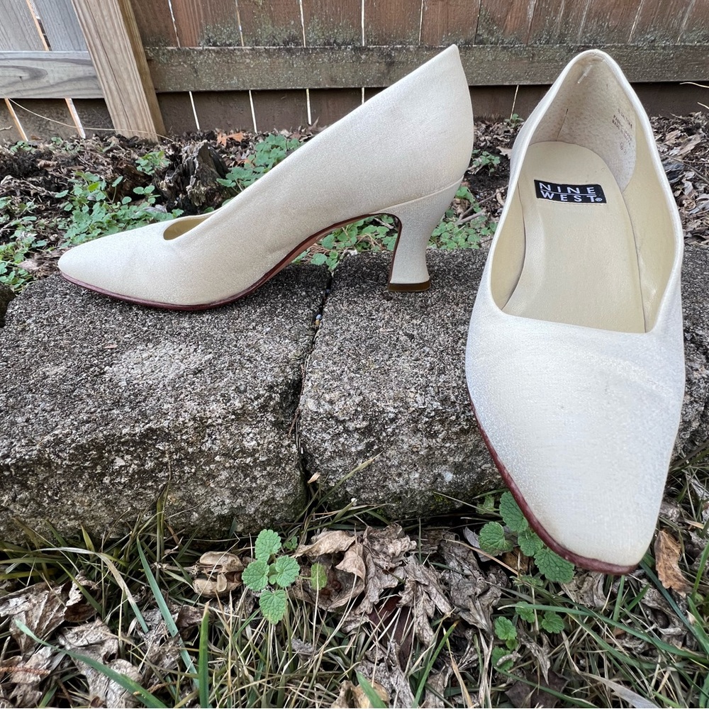Cream ivory pumps heels Nine West 90’s pointed toe modest 7.5 office siren